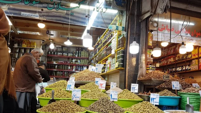 در هرکدام از طاقیها و بخشهای بازار رشت میتوانید تازهترین محصولات گیلان را پیدا کنید