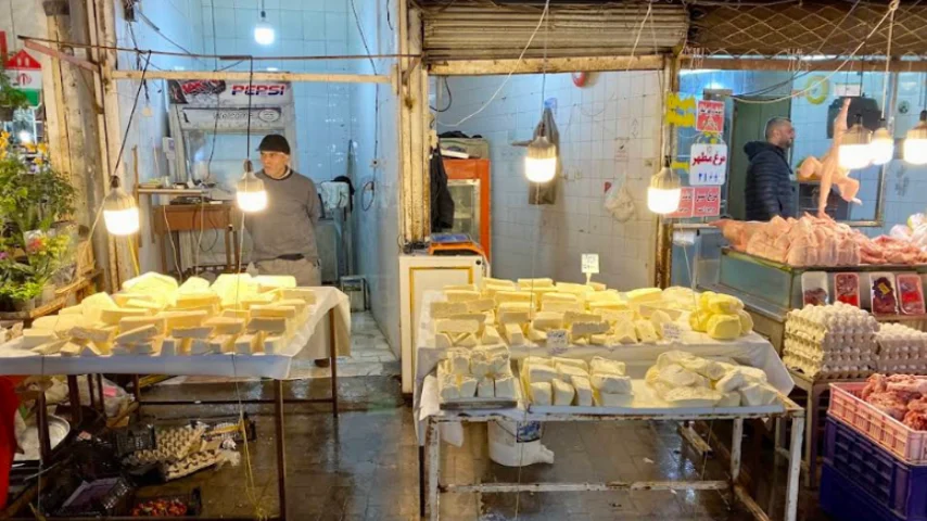 انواع ماهی، زیتون، ترشیجات و خوراکهای محلی از محصولات بازار رشت هستند