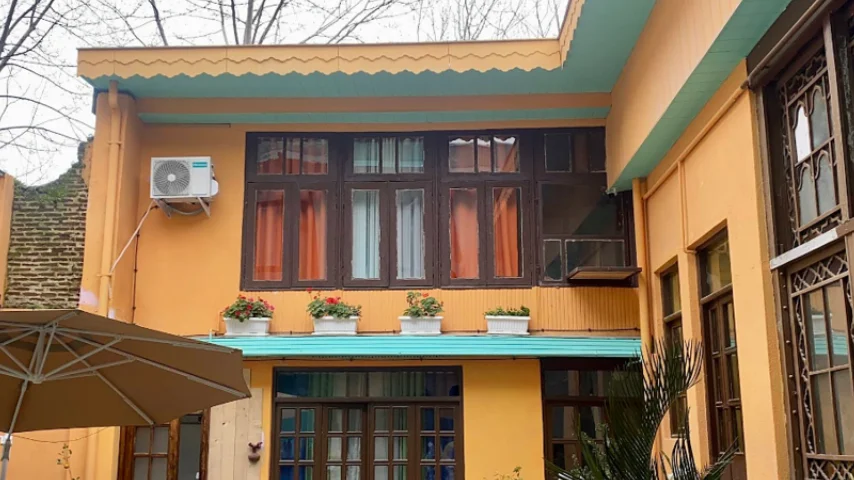 درکنار بازار رشت میتوانید اقامتگاههای خوبی را پیدا کنید