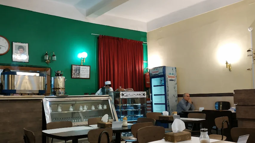 کافه نادری سال 1306 در تهران افتتاح شد و محلی برای نشستن هنرمندان بود