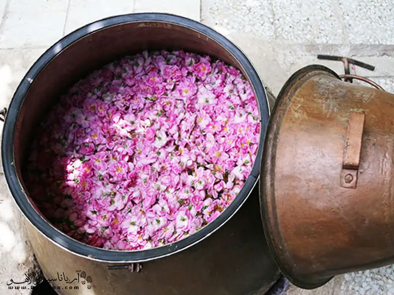 یکی از جاذبه‌هایی که زمان گلاب گیری کاشان می‌بینید، ابزار سنتی مورد استفاده برای گلاب گیری است.