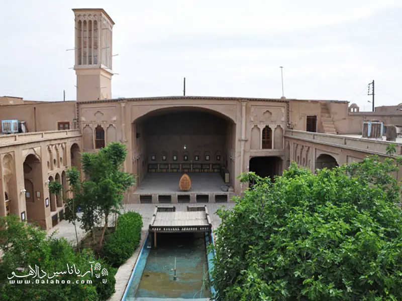 خانه لاری‌ها و بادگیر بلند آن از بناهای مشهور شهر یزد است.