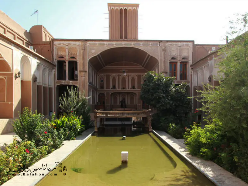 موزه سکه و مردم‌شناسی حیدرزاده در عمارت عرب‌زاده یزد قرار دارد.