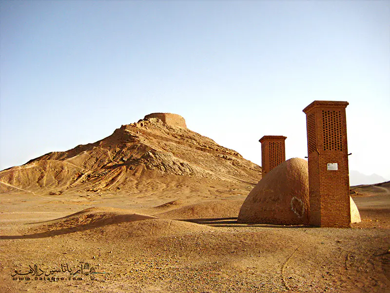 دخمه زرتشتیان یزد به برج خاموشان یا برج سکوت معروف است.