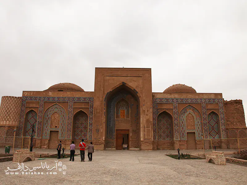 مدرسه غیاثیه خردگرد، بناییادگار دوران تیموری با معماری شبیه به سلجوقی.