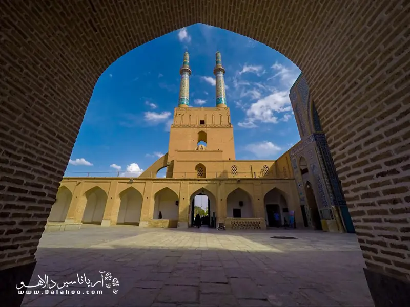 نام شاهرخ تیموری روی کتیبه سردر مسجد جامع یزد نوشته شده است.