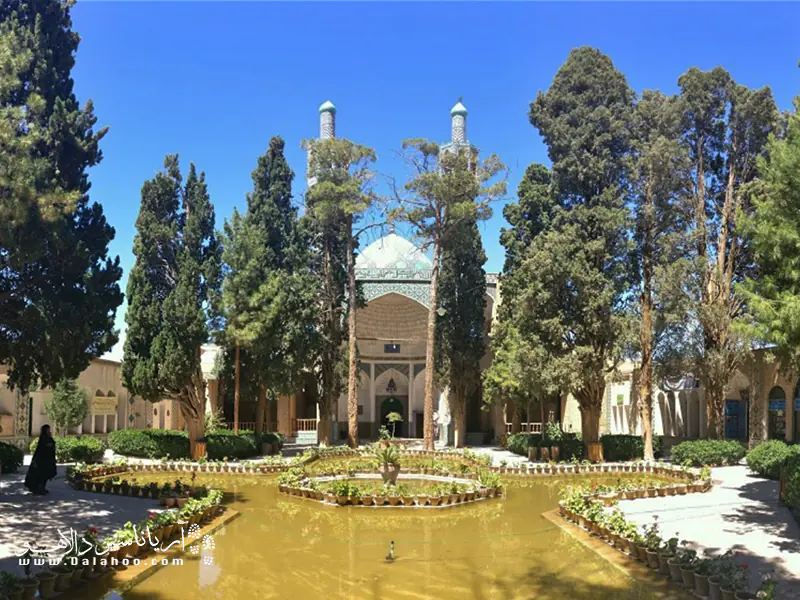 حیاط ورودی آرامگاه شاه نعمت الله ولی.