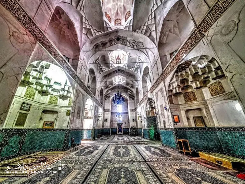 فضای داخلی آرامگاه شاه نعمت الله ولی.