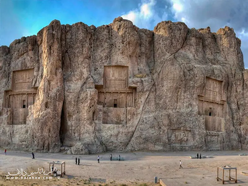 در نقش رستم نقش دو ایزد و ایزدبانو و شاه و ملکه را خواهید دید که متعلق به دوران ایلامیان است. 