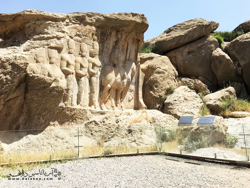 نقش رجب شیراز حوالی مرودشت و در شمال تخت جمشید است