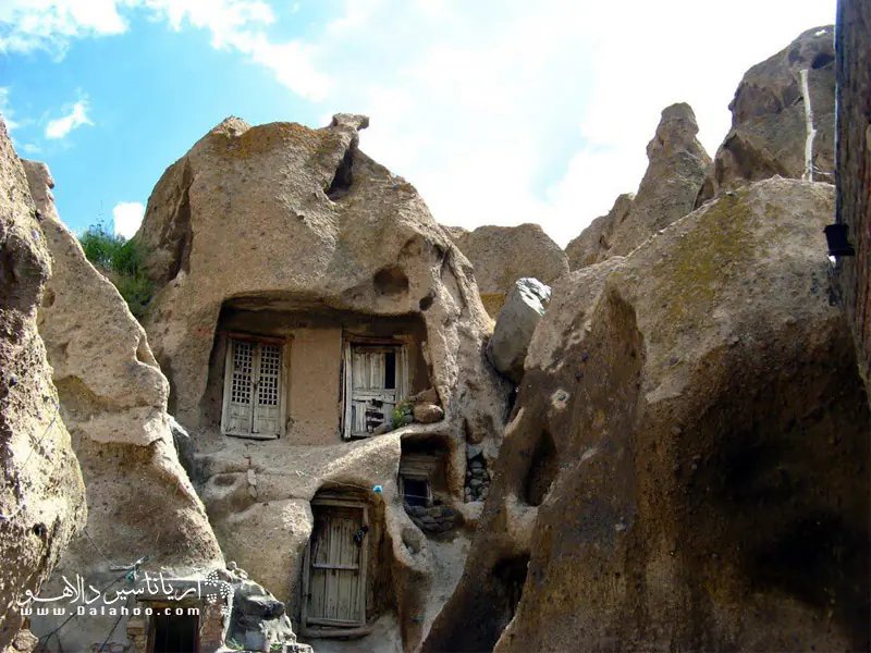 معماری کندوان به شکل مخروطی است و مصالح اصلی ساخت بنا سنگ است.