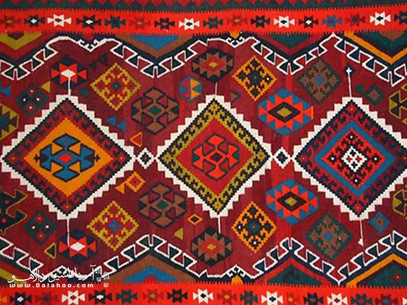 گلیم‌های تبریز طرح‌های جذابی دارند. این گلیم‌ها از موی بز، پشم گوسفند و ابریشم بافته می‌شوند.