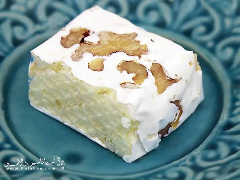 نوقا شیرینی ای شبیه گز است.