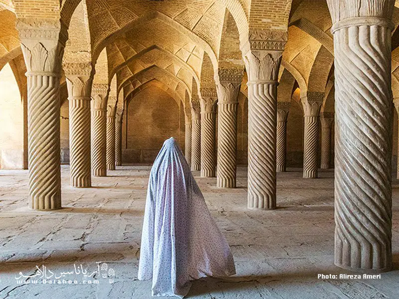 مسجد وکیل شیراز در مجموعه بناهای زندیه، در کنار بازار وکیل و حمام وکیل در مرکز این شهر قرار دارد.