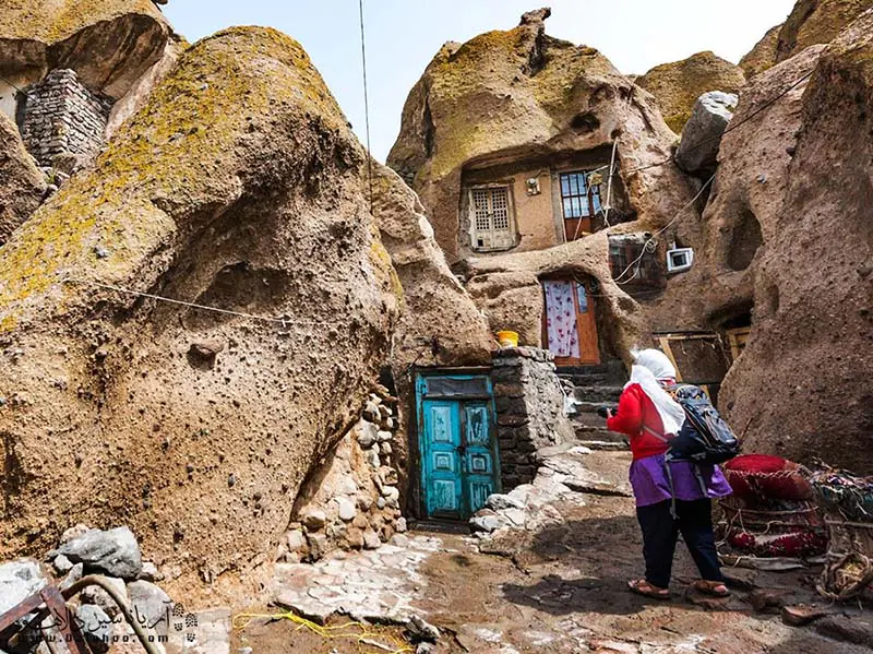 پیدایش روستای کندوان حاصل فعالیت‌های آتشفشانی کوه سرفراز سهند در روزگاران بسیار قدیم است.