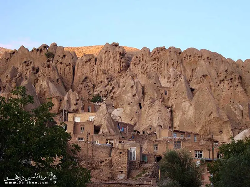 برای تماشای روستای سنگی کندوان می‌توانید همراه تور تبریز با دالاهو همسفر شوید.