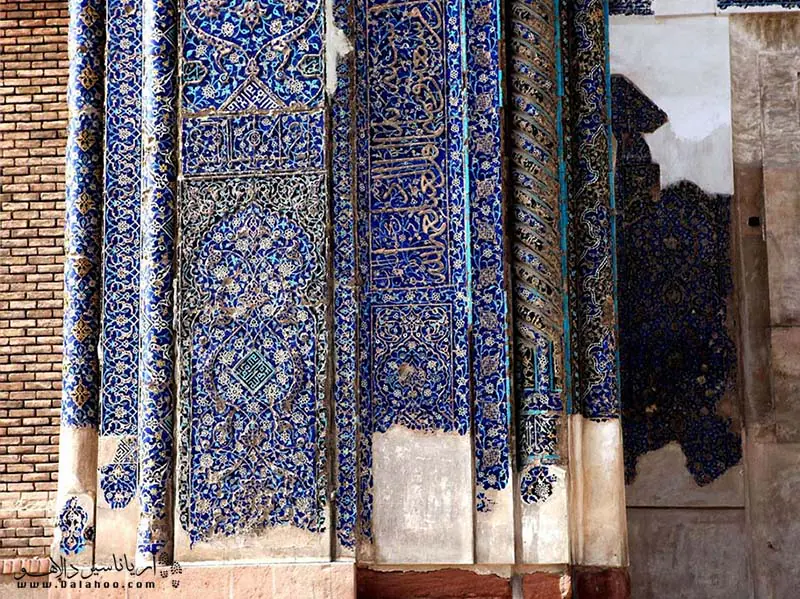 وروی مسجد کبود تبریز با کاشیکاری مارپیچی شکل و لاجوردی