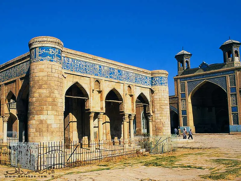 ساعت بازدید از مسجد عتیق شیراز معمولا از 8 صبح شروع می‌شود و تا 8 شب ادامه دارد. 