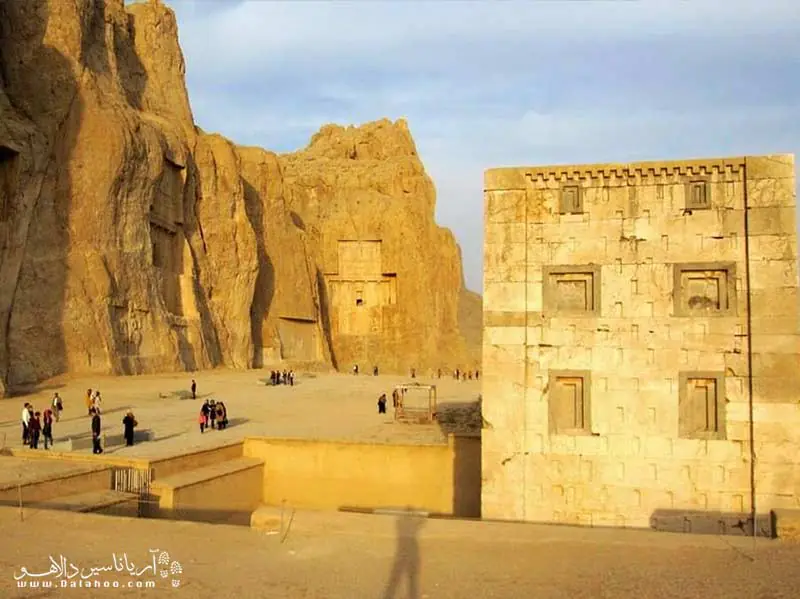 کعبه زرتشت درست در مقابل آرامگاه داریوش دوم در مودشت فارس قرار دارد.