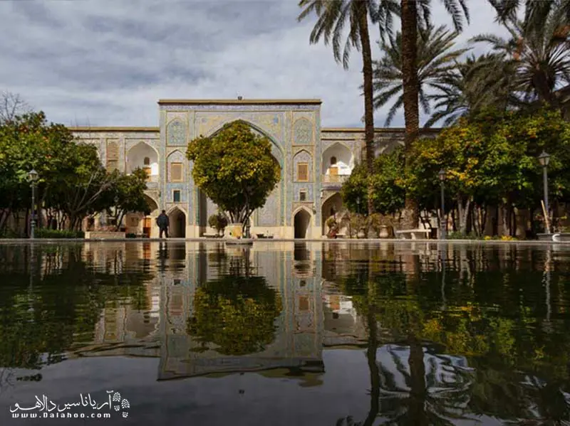 مدرسه خان در شیراز اثری تاریخی به جاماندها ز عصر حکومت سلسله صفویان بر ایران است