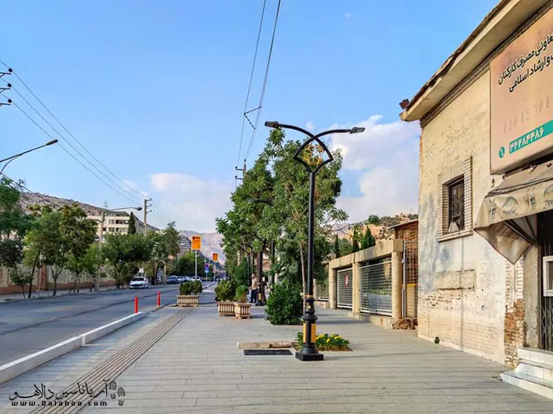 خیابان حافظ تقریبا در قسمت شمال‌شرقی شهر شیراز است.