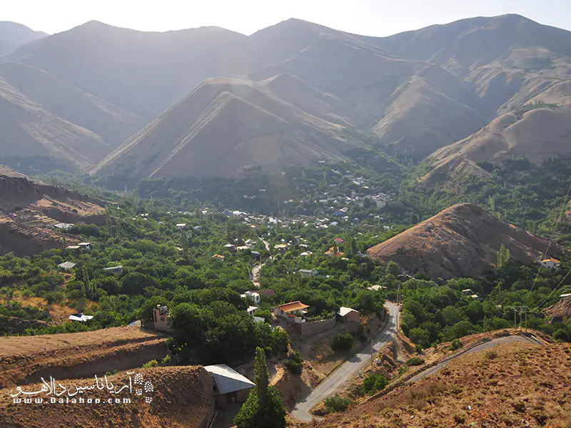 روستای برگ جهان از توابع لواسانات، دارای آبشاری زیبا است که با کوهپیمایی یک ساعته به آن خواهید رسید.