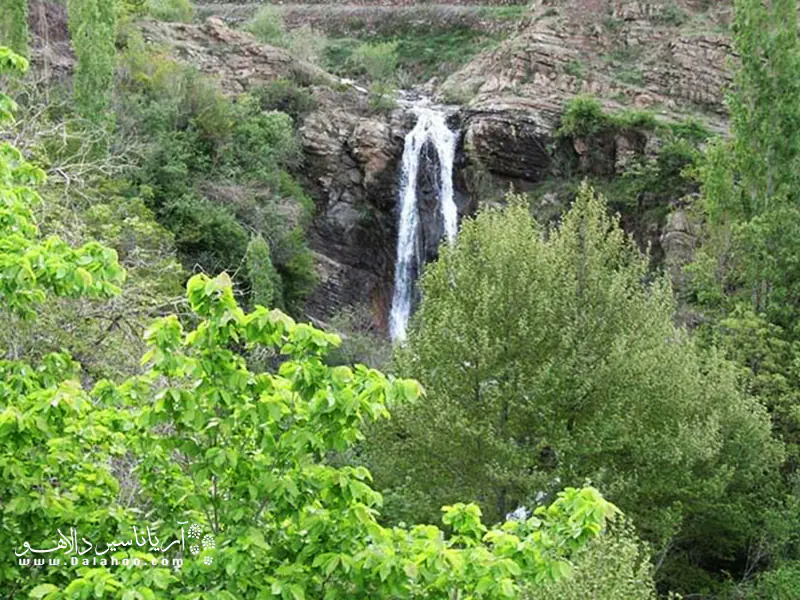 آبشار زیبای روستای برگ جهان.