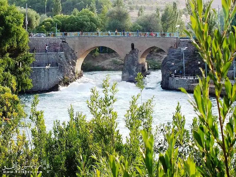 پل زمان‌خان یکی از جاذبه‌های چهارمحال و بختیاری است.