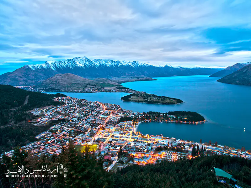 شهر کویین استوون (queenstown) نیوزلند در اطراف دریاچه‌ زیبای واکاتیپو ساخته شده‌ و منظره‌ بی‌نظیری دارد.