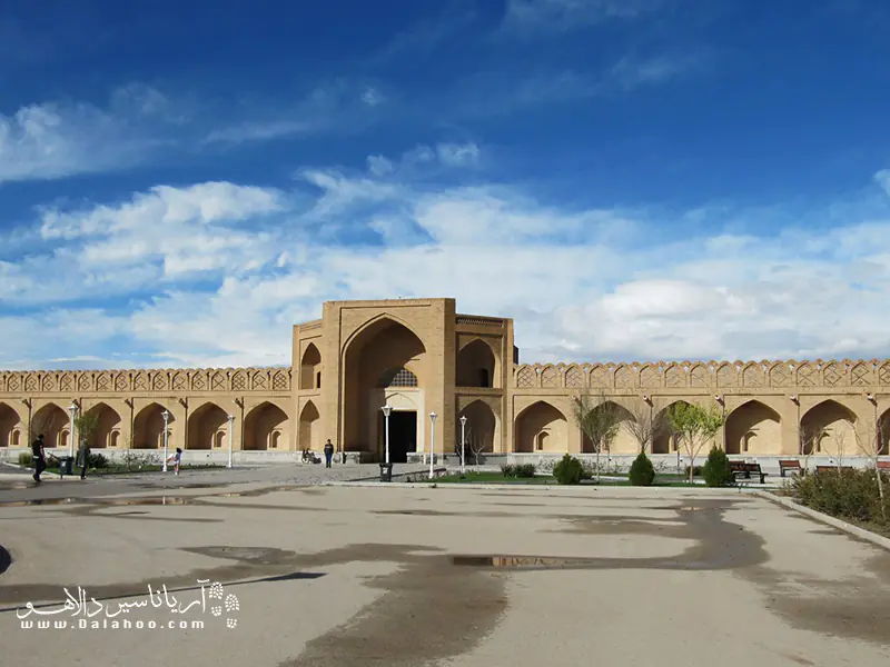در همه کاروانسراهای عباسی، دروازه یعنی همان در ورودی کاروانسرا قرار دارد.