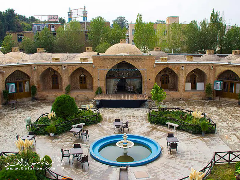 سبک ساخت کاروانسراهای عباسی یکسان است؛ ولی برخی از کاروانسراهای شاه عباسی هنگام بازسازی، ممکن است دستخوش تغییر شده باشند. 