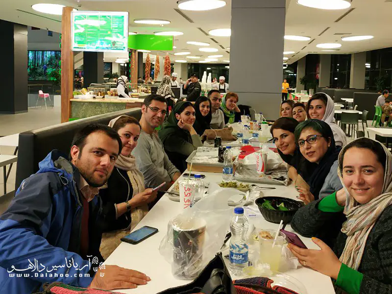 شام آخر سال دالاهو با همراهی گروهی از کارکنان ستادی.