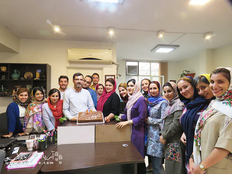 گرفتن عکس یادگاری تعدادی از همکاران در تولد 13 سالگی دالاهو.