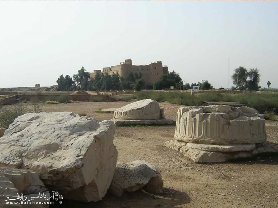 در سال ۱۸۸۰ میلادی، یک گروه از باستان شناسان فرانسوی این کاخ را از دل خاک بیرون کشیدند و ستون&zwnj;ها و سرستون&zwnj;های کاخ را با اره بریدند و به فرانسه منتقل کردند