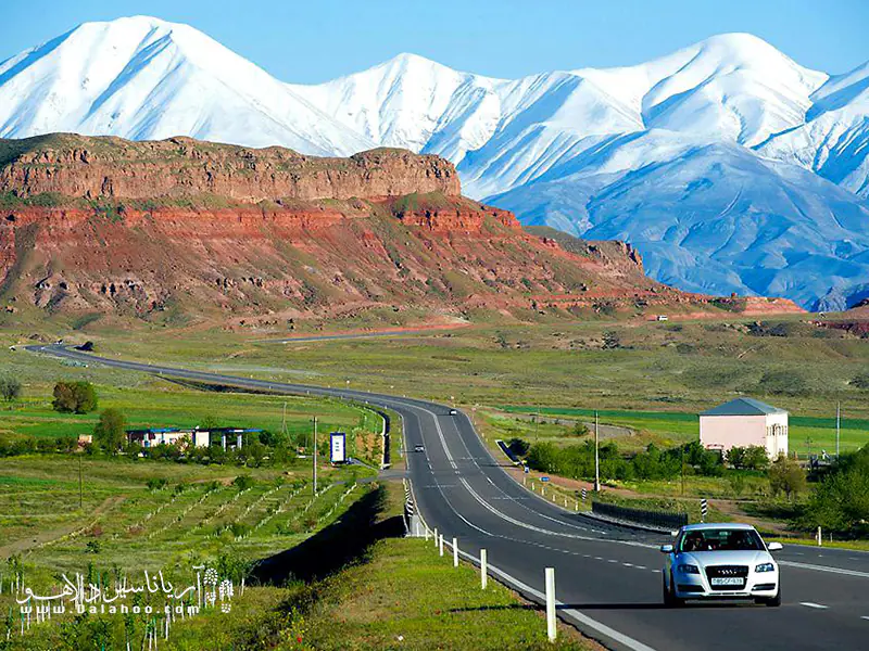 نخجوان آب‌وهوای قاره‌ای خشک، با زمستانی سرد و خشک و تابستانی گرم دارد. 