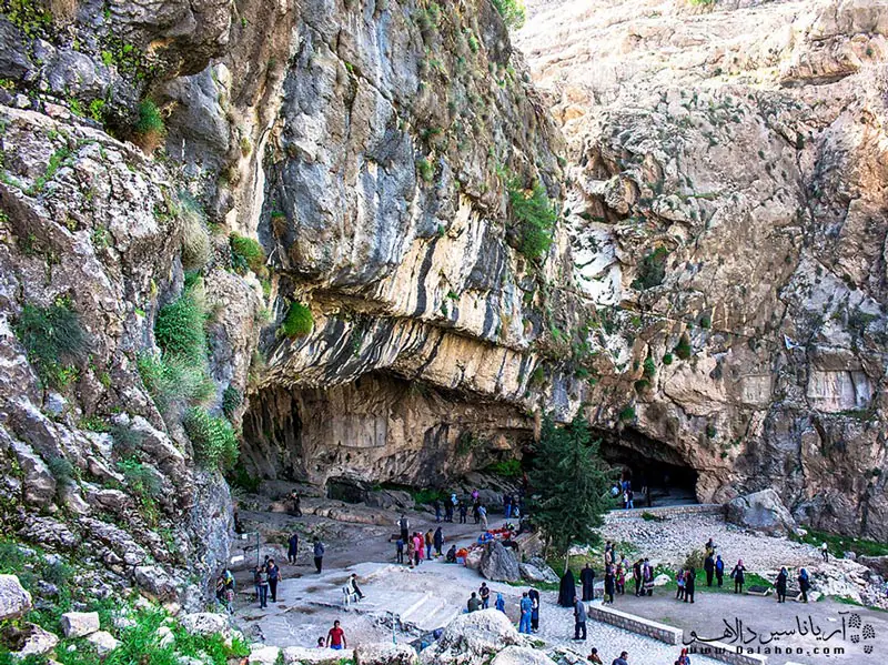 غار اشکفت سلمان از دیدنی‌های شهر ایذه است.