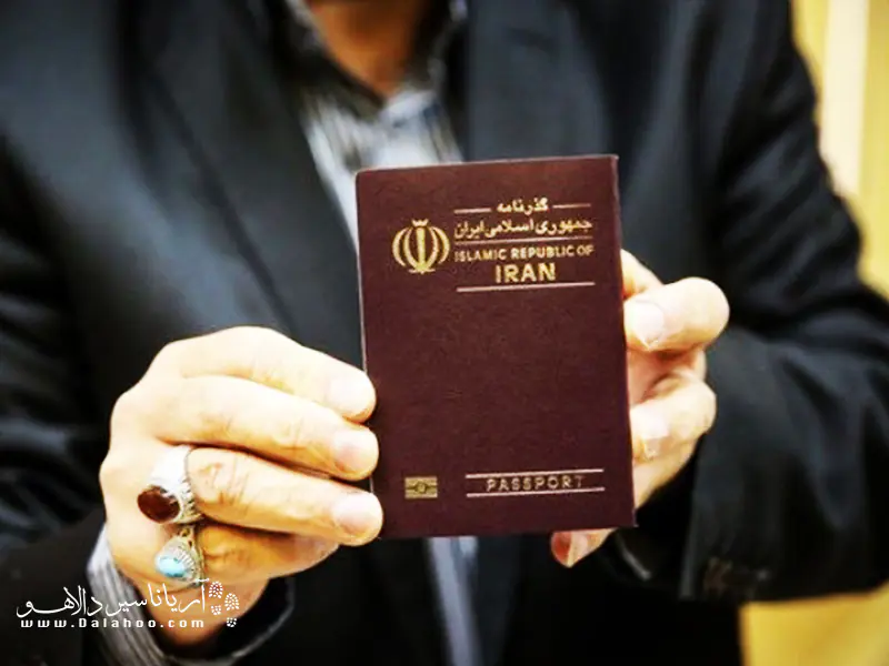 در سفر برای اخذ ویزا از سپردن گذرنامه یا هرگونه مدرکی به افراد واسطه خودداری کنید.