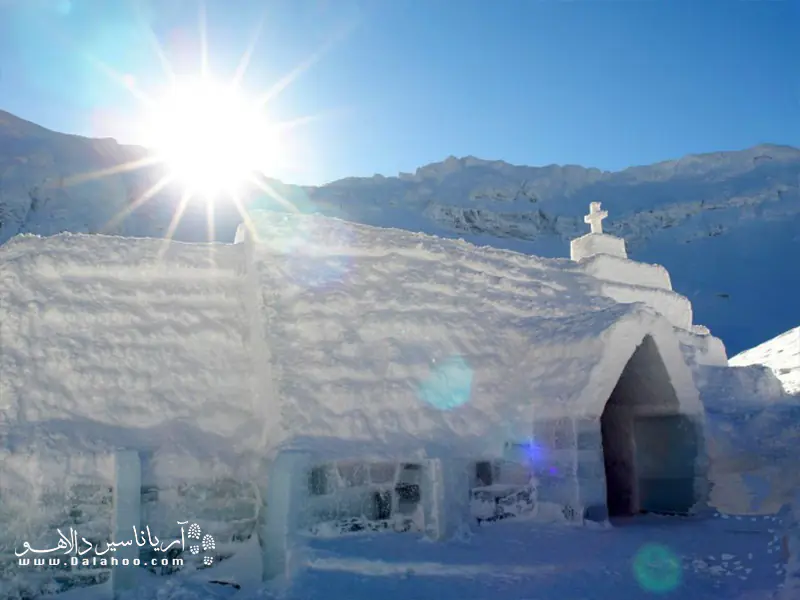 کلیسای یخی در کنار هتل یخی سوئد.
