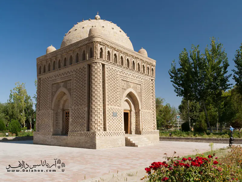 آرامگاه اسماعیل سامانی در مرکز شهر بخارا قرار دارد.