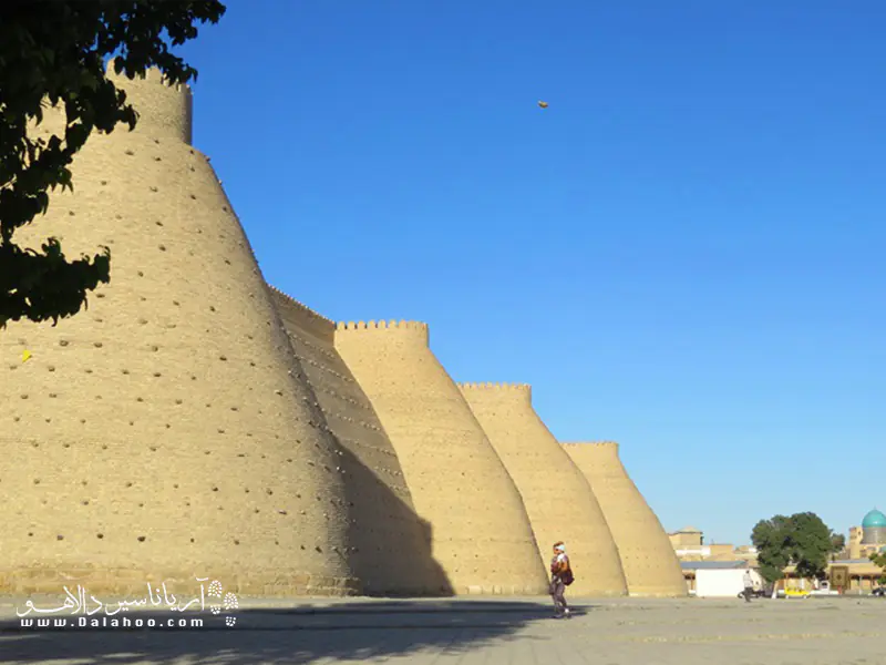   دیواره خارجی ارگ بخارا که در مرکز شهر بخارا قرار دارد.