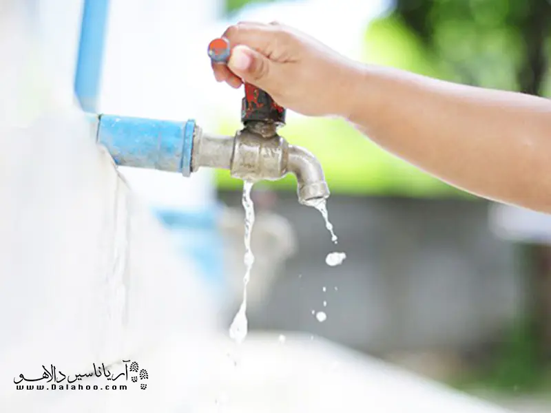 فراموش نکنید وقتی ظرف‌ها را کف‌مالی می کنید، شیر آب را ببندید.