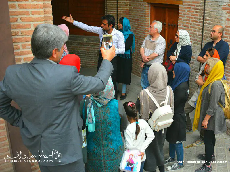 راهنمای تور باید دارای اطلاعات و دانش کافی باشد.