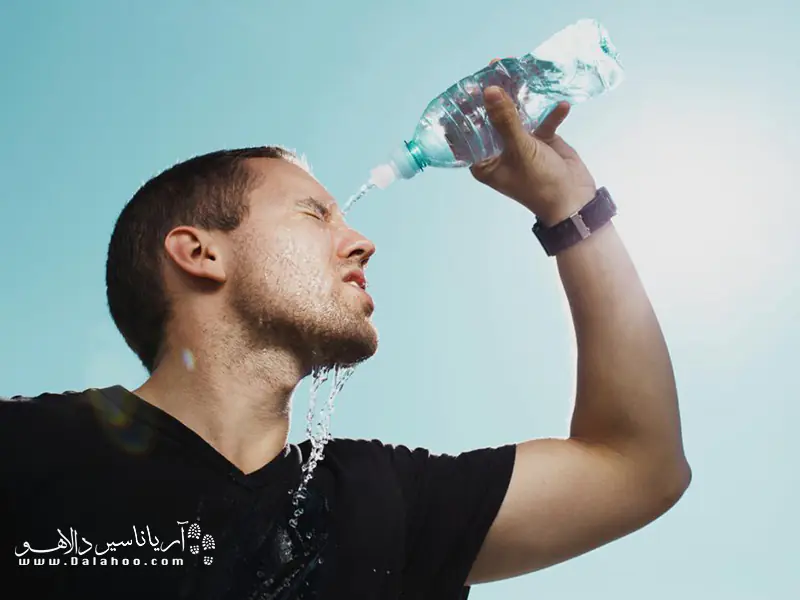 یکی از توصیه‌ها در گرما این است که باید آب زیادی نوشید.