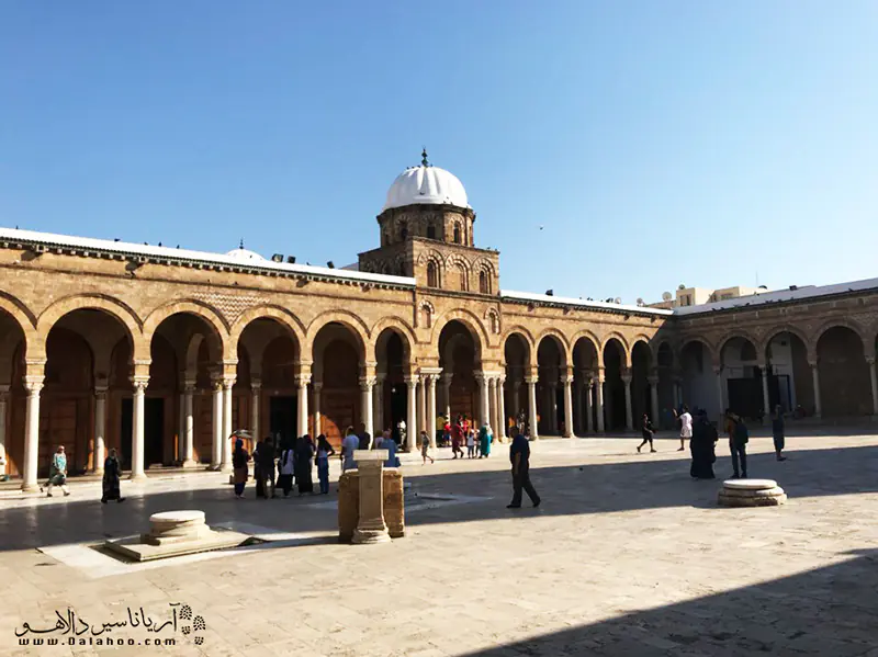 این مسجد زیبا در قلب شهر قرار دارد.