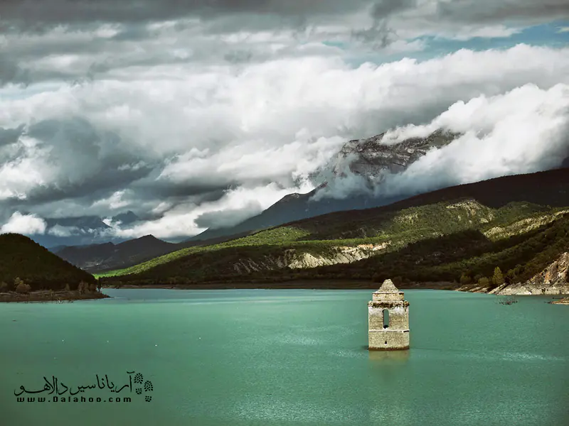 کلیسای مدیانو در هوئسکا یکی از بناهای معروف غرق شده در اسپانیا است. 