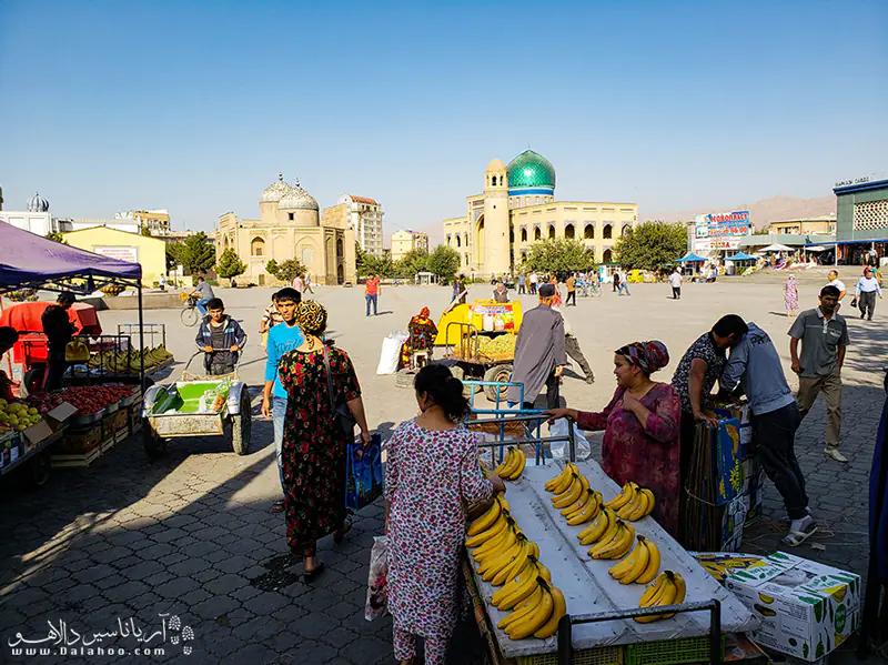 علاوه بر غرفه‌های داخل بازار، دست‌فروشان خارج از آن نیز اجناسی برای خرید عرضه می‌کنند.
