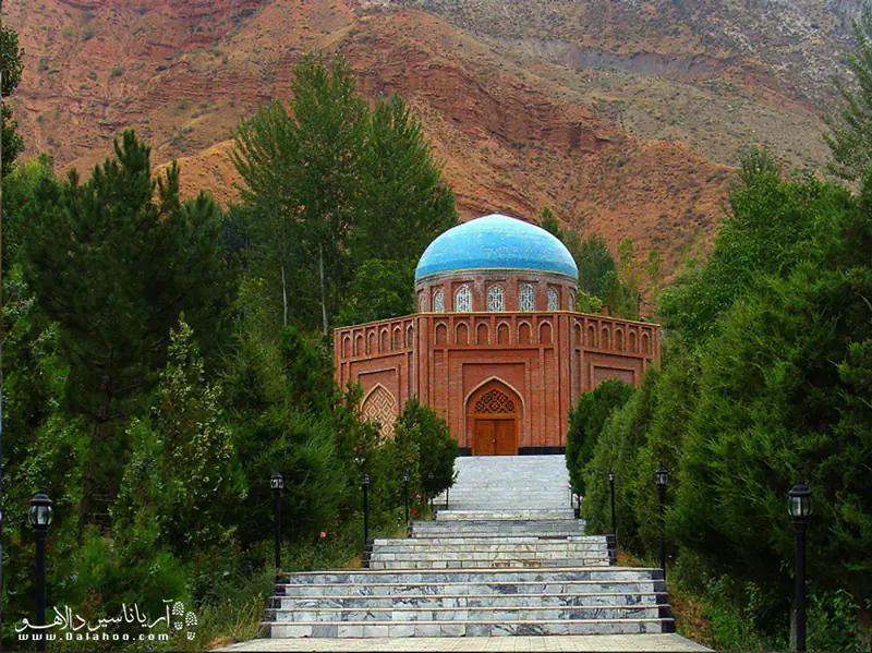 آرامگاه رودکی دارای پلانی هشت‌ضلعی و گنبدی دایره‌ای شکل در بالای آن است.
