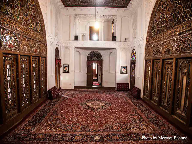 نمایی از داخل حسینه‌ امینی‌ها
