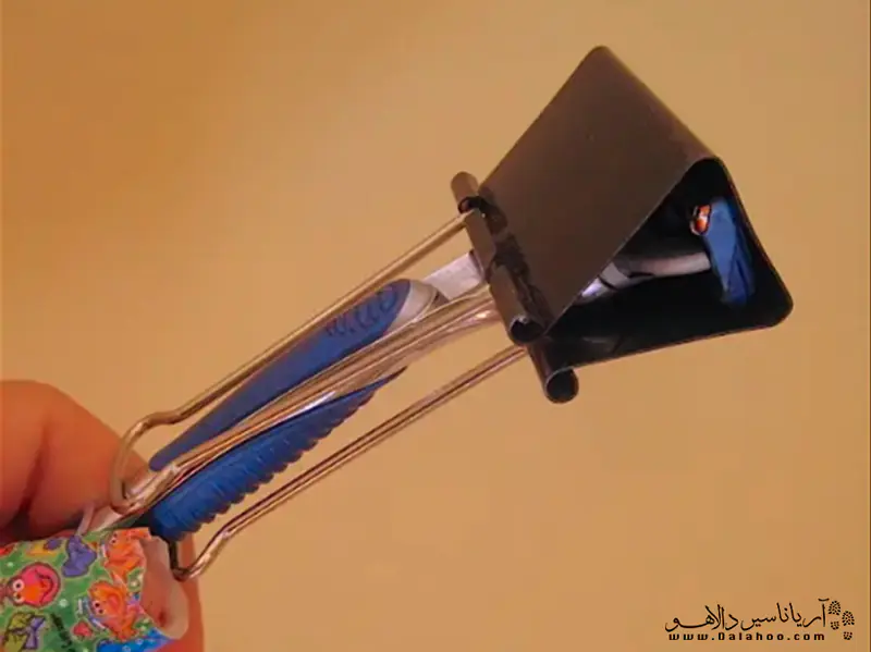 برای محافظت از تیغ ژیلت از کلیپس‌های دفتر و کتاب استفاده کنید.