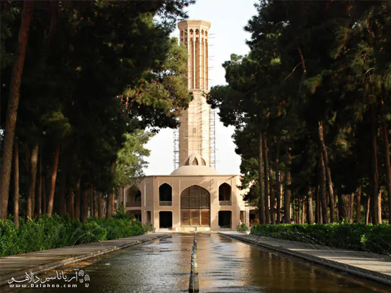 در سفر به یزد در پاییز در باغ دولت‌آباد قدم بزنید.